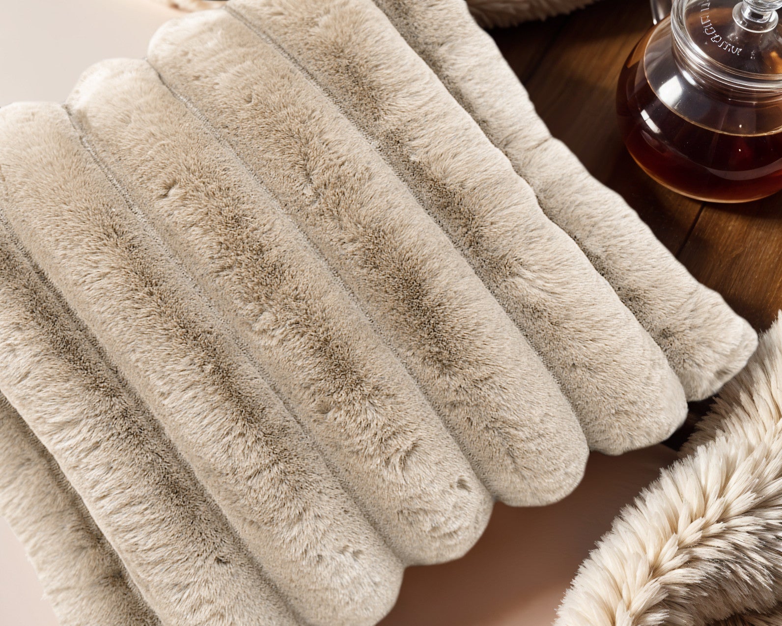 Rib Rabbit Fur Sierkussen